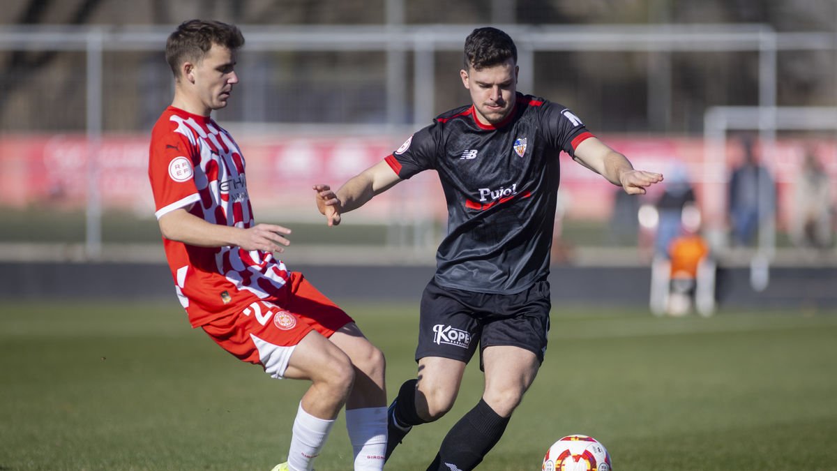 Joel Porté, en una acción del pasado fin de semana en el campo del Girona B. - ÀREA 11