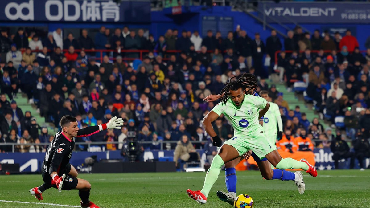 Jules Koundé, que va tornar a veure porta ahir després de fer-ho en el partit de Copa davant del Betis, controla la pilota abans de batre per sota el porter del Getafe durant la primera meitat. - EUROPA PRESS