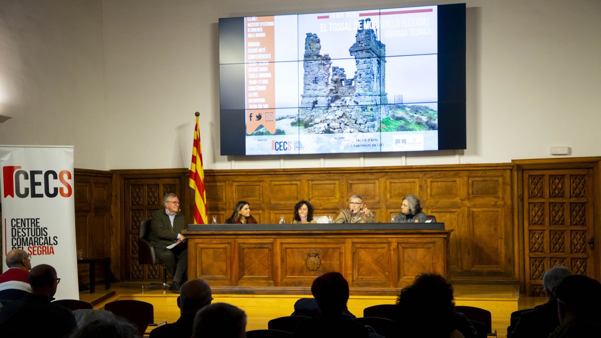 González, Castelló y el resto de ponentes ayer en la jornada que se celebró en el aula magna del IEI. - GERARD HOYAS