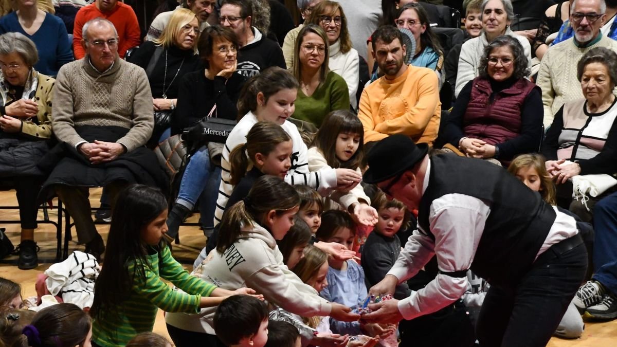 Uno de los artistas que participaron en el homenaje a Magí Valls, ayer por la tarde en Linyola. - RAMON TARRAGÓ