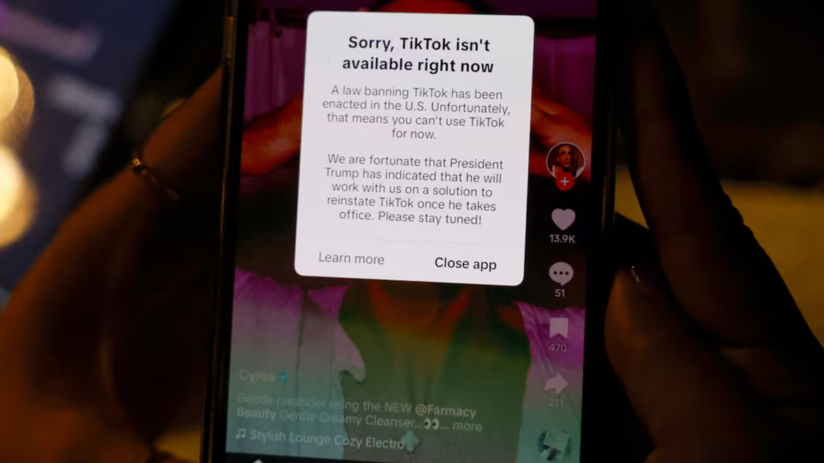 Un teléfono cono el mensaje de TikTok en el que señala que la aplicación no está disponible.