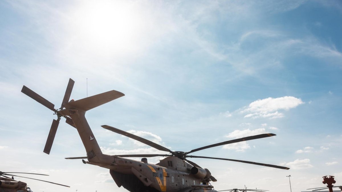 Helicóptero del ejército israelí preparado para recibir rehenes liberados por Hamás