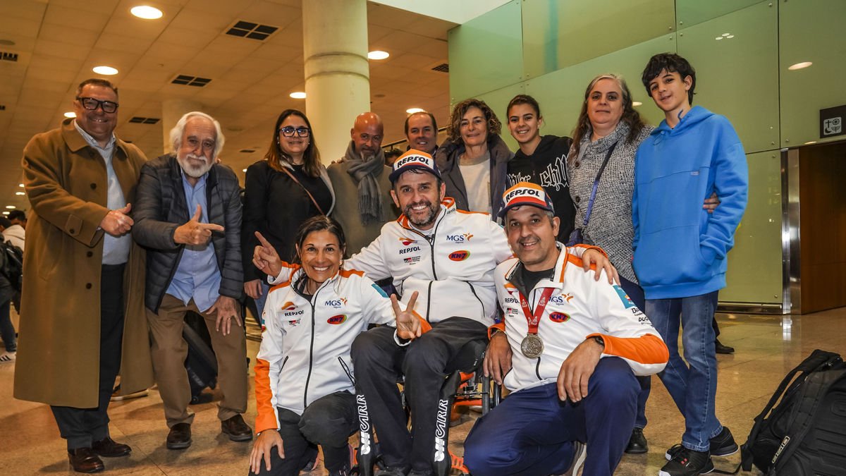 Isidre Esteve fue recibido por familiares y amigos a su llegada. - PEP SEGALÈS