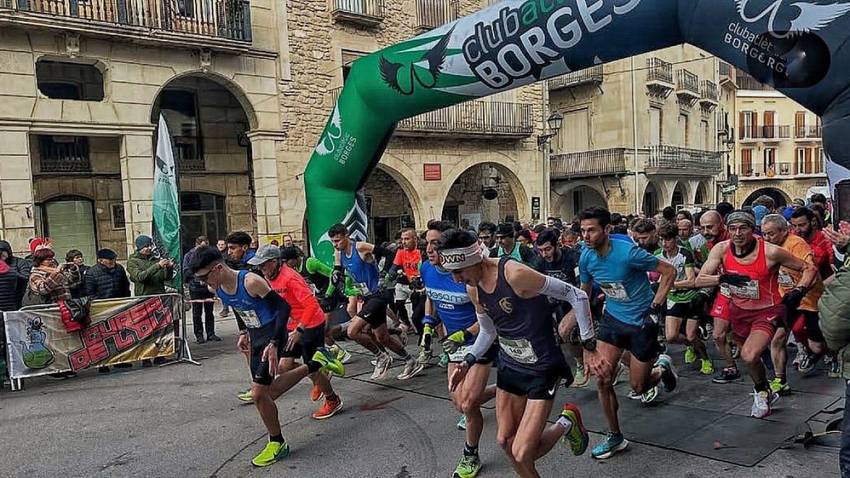 Instant de la sortida de la prova des de la plaça 1 d’Octubre de les Borges.