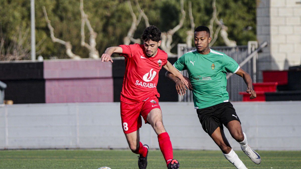 Sabaté trata de vencer el duelo ante un rival para conseguir la posesión del balón. - INGRID SEGURA