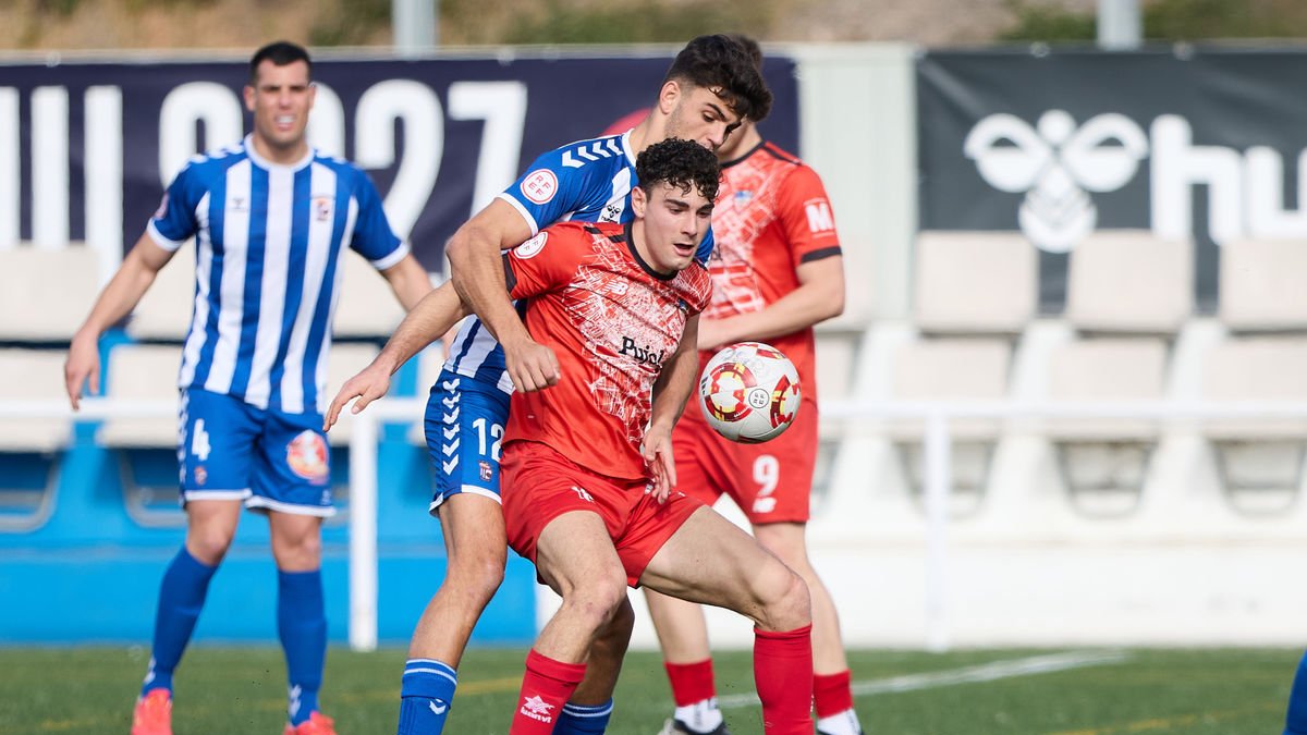 Jordi Puig protegeix una pilota d’esquena davant l’oposició d’un jugador local. - ÀREA 11