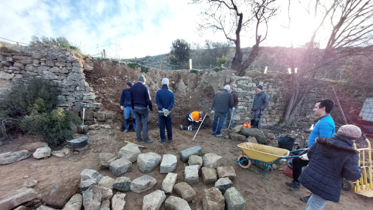 Reparen un mur de pedra seca al Pla de Lluçà - GEMA