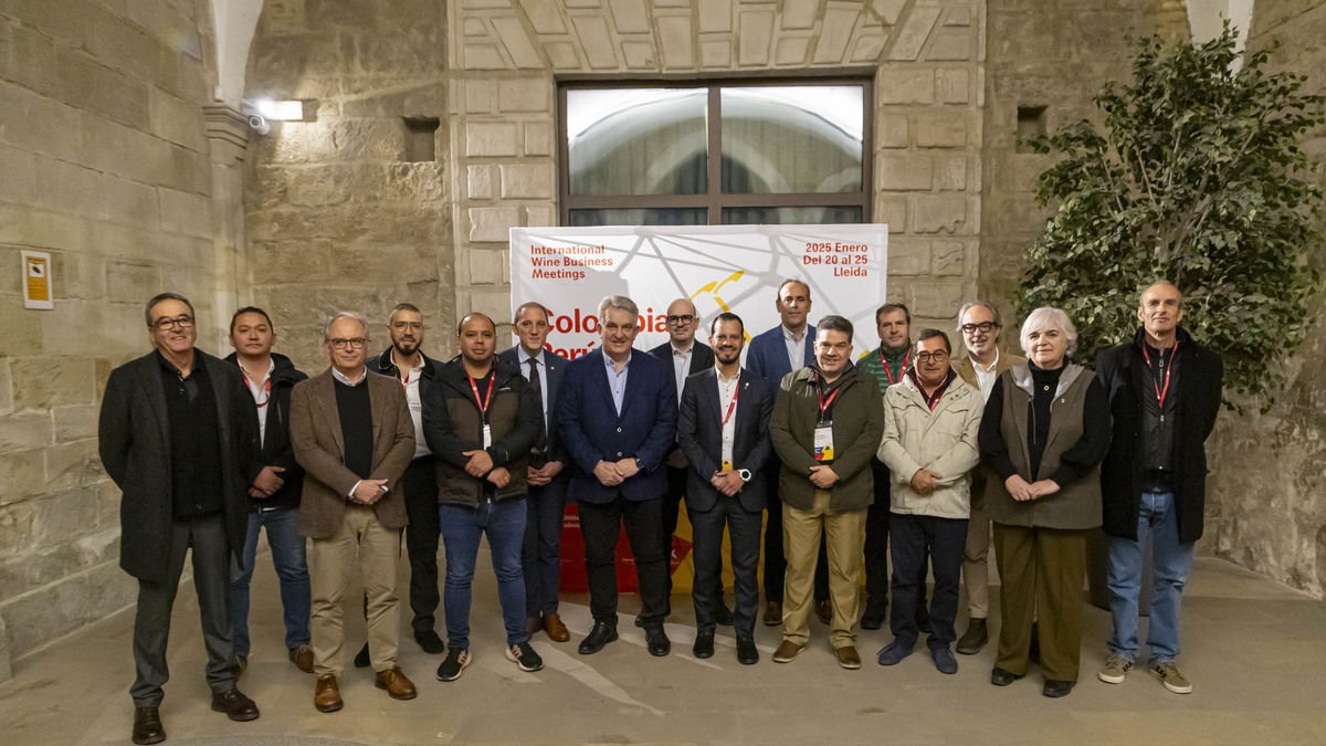 La delegación latinoamericana junto a las autoridades, ayer. - SEGRE
