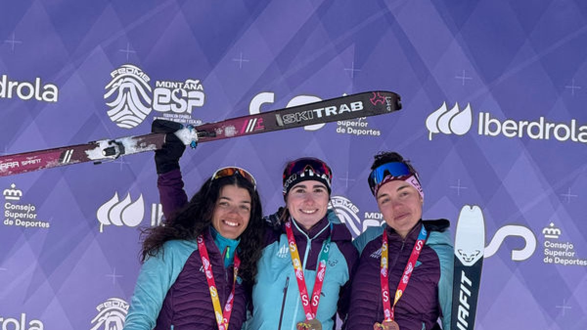 Laia Sellés, en el centro, y Aina Garreta, a la izquierda, en el podio.