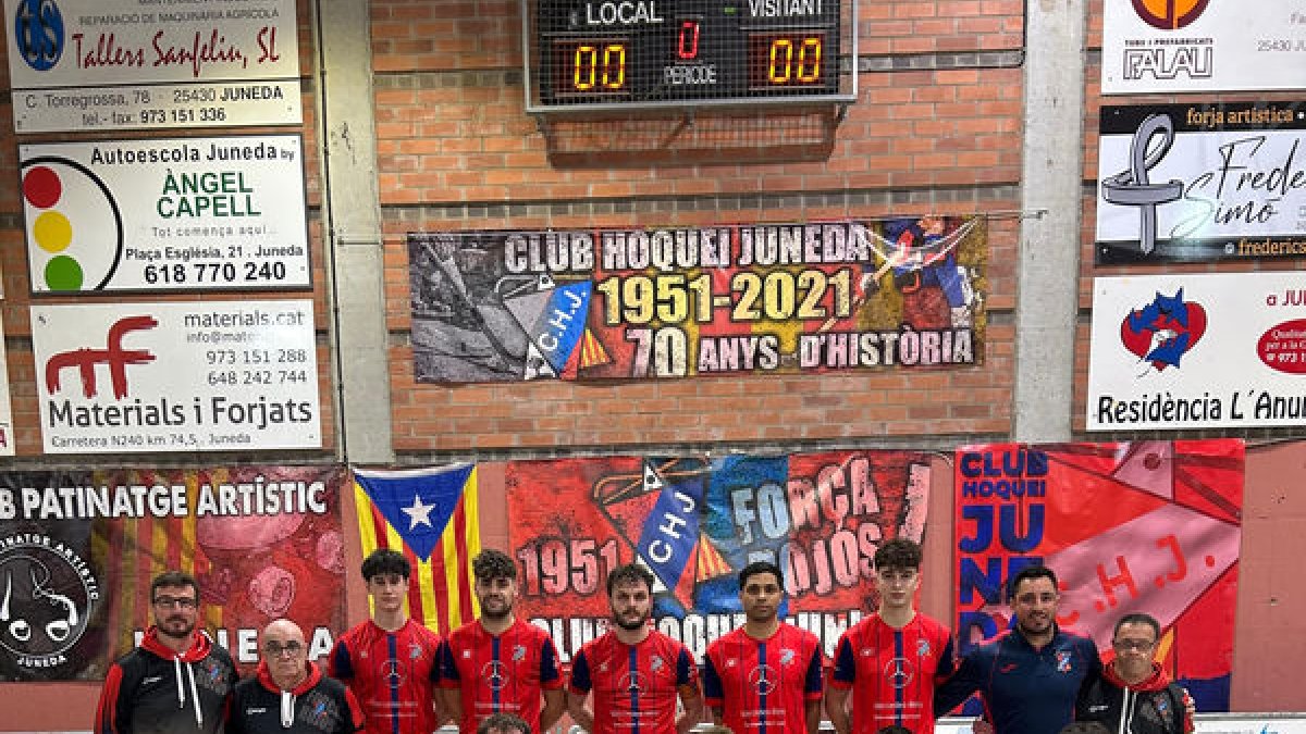 En la imagen, el equipo, con los dos refuerzos y el técnico Mathias Escudero a la derecha, que goleó el domingo al Cambrils.