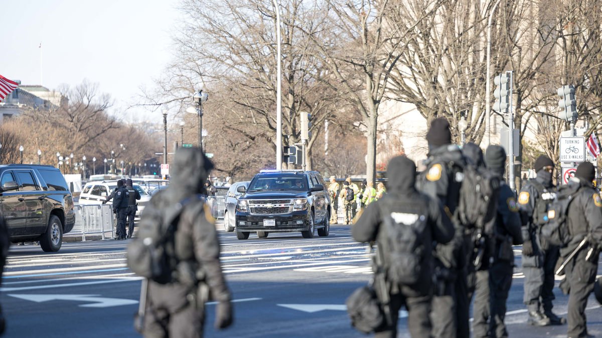 Fuerte presencia policial en las afueras al Capitolio. - VANESSA CARVALHO / ZUMA PRESS / CONTACTOPHOTO