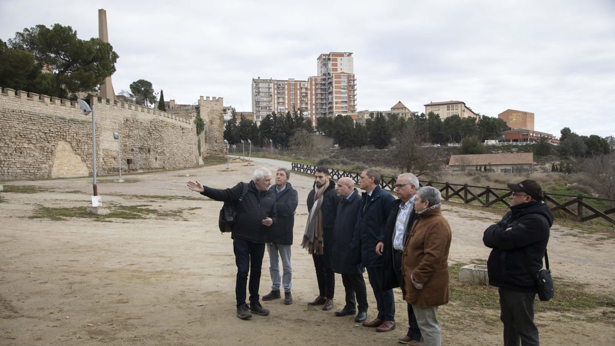 Visita del delegat del Govern a Catalunya, Carlos Prieto, ahir a la muralla de Cervera. - CARMINA MARSIÑACH