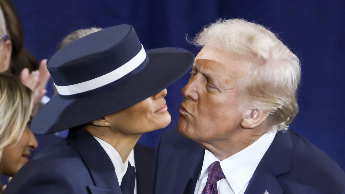 El presidente de Estados Unidos, Donald Trump intenta besar a su esposa Melanie Trump.