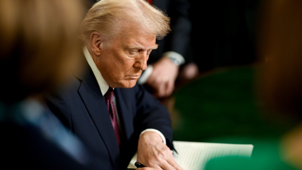 El presidente de los EE.UU., Donald Trump, firma los primeros decretos como 47.º presidente de los Estados Unidos.
