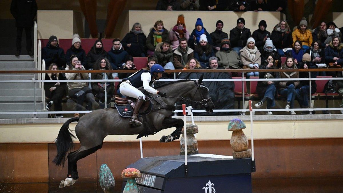 Albert Hermoso i l’euga Keenabout Wonderland Z saltant un dels obstacles del circuit.