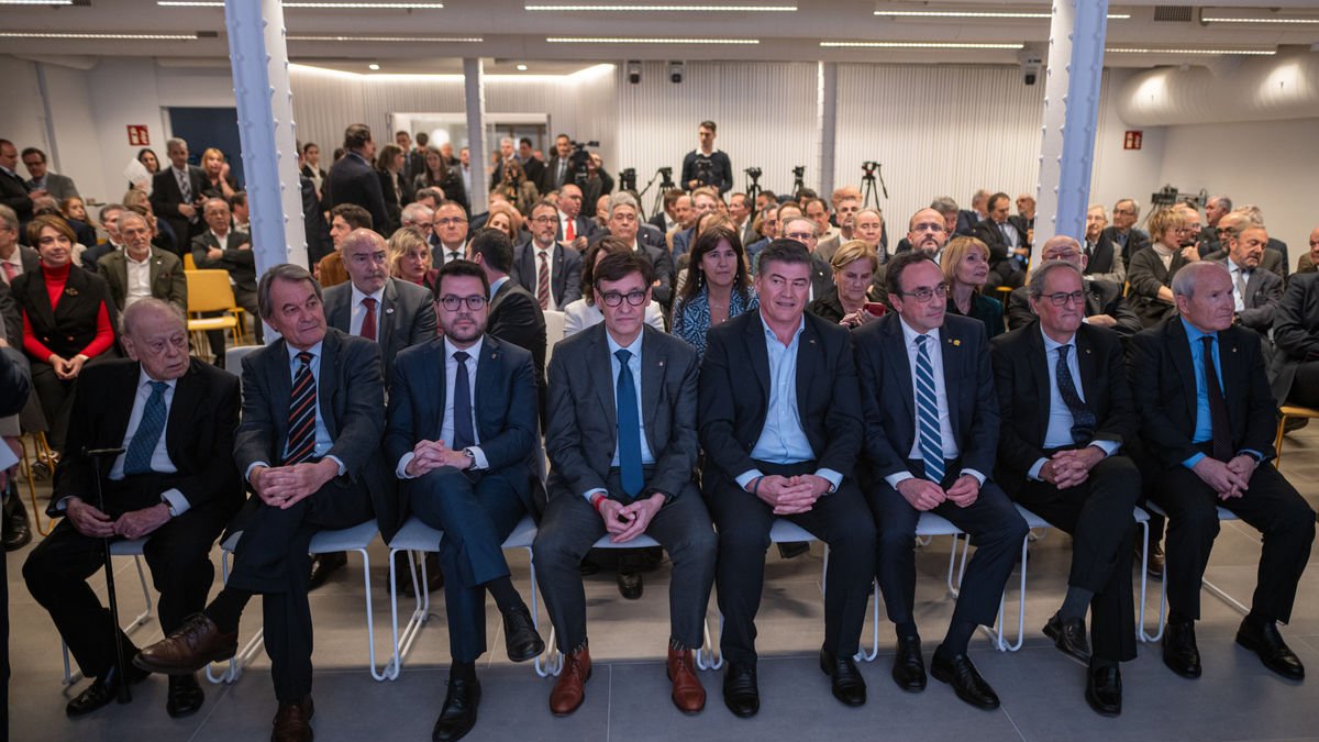 Cañete junto al president Illa, Josep Rull, y los expresidents Pujol, Mas, Aragonès, Torra y Montilla. - EUROPA PRESS