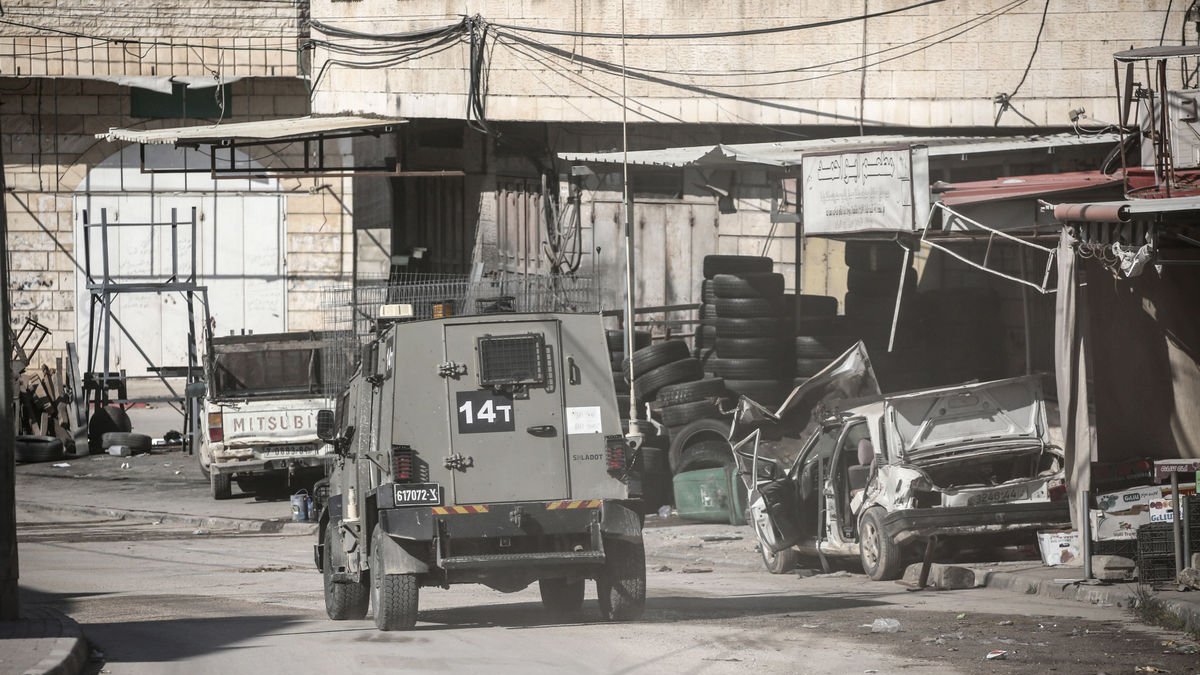 Un vehicle militar israelià circula per un carrer a Jenín. - EUROPA PRESS / CONTACTO / NASSER ISHTAYEH