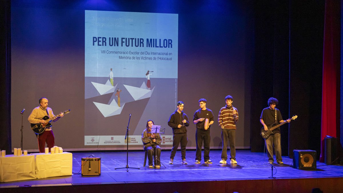 Conmemoración escolar ayer con alumnos de varios centros en el Teatre de l’Escorxador de Lleida. - JORDI ECHEVARRIA
