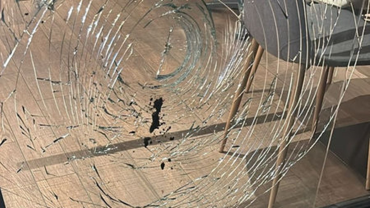 El cristal de la cafetería de Bisbe Ruano tras el intento de robo.