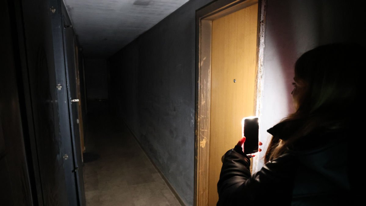 No hay luz en todo el edificio y el cuarto de contadores sigue igual que cuando se incendió en agosto. - AMADO FORROLLA