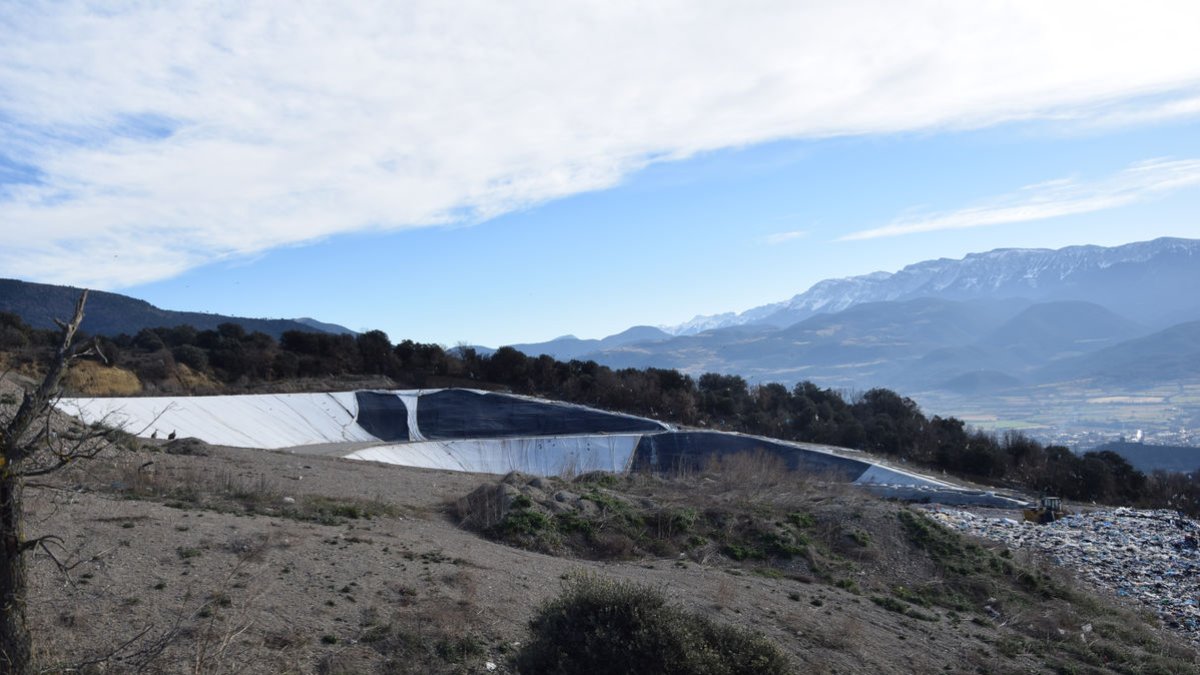 La Mancomunitat ha estrenat un nou vas a l’abocador de Benabarre per a residus sense separar. - C. SANS