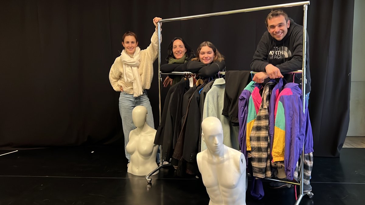 Miembros de la escuela de teatro de la Seu d'Urgell, en la nueva sala la Única con diferentes elementos de vestuario.