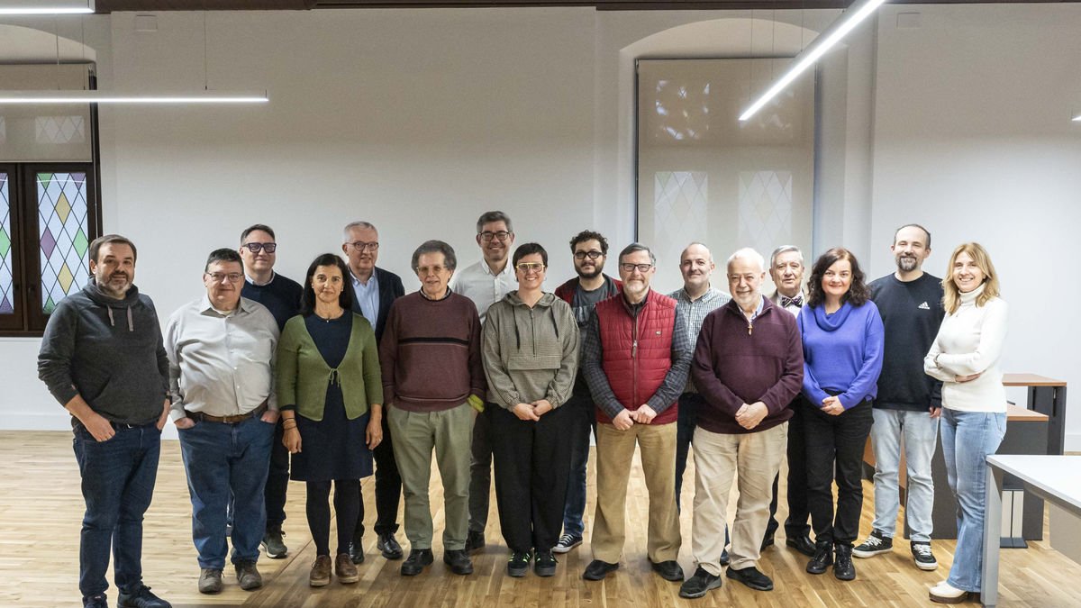 Miembros de las diferectes secciones del IEI, con su director Andreu Vàzquez (en el centro). - IEI