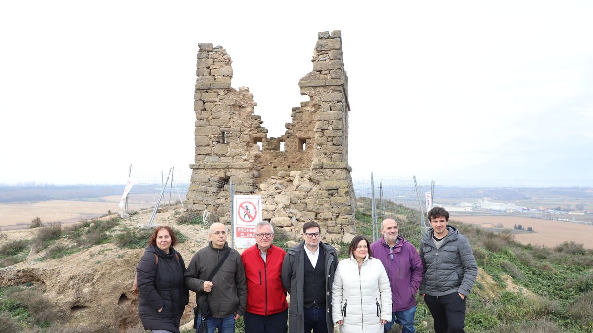Representantes de entidades culturales de Lleida, ayer en el Tossal de Moradilla. - MAGDALENA ALTISENT