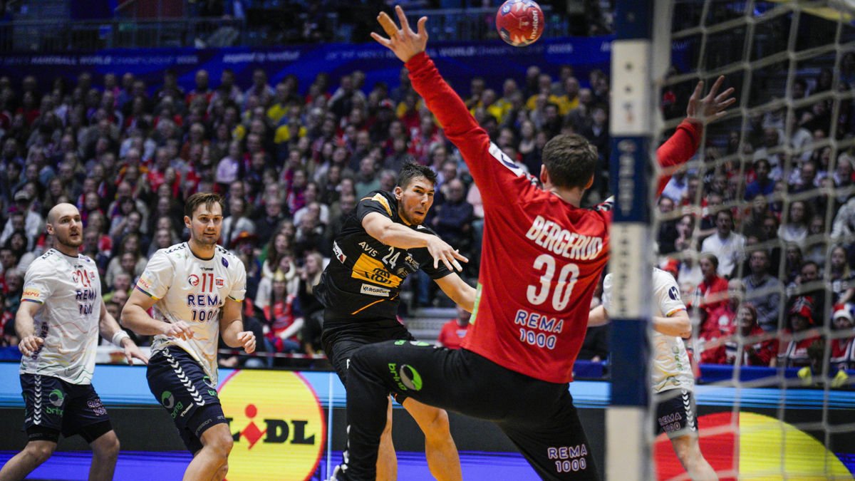 Dani Dujshebaev llança davant de la porteria noruega ahir durant el partit. - EFE/EPA/STIAN LYSBERG