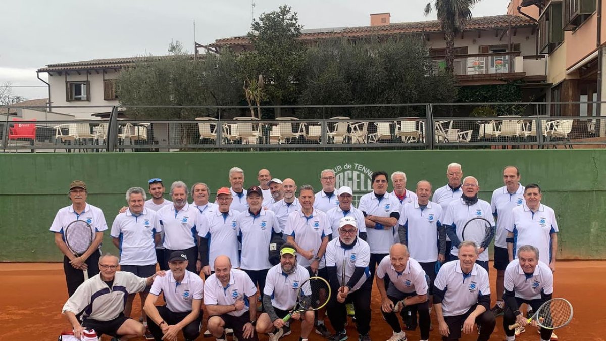 Foto de familia de los socios veteranos del CT Urgell que han organizado este curioso campeonato de dobles.