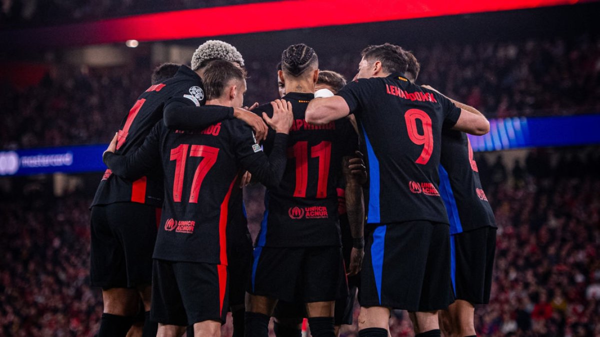 Els jugadors del Barça celebren un dels cinc gols que van aconseguir davant del Benfica. - EUROPA PRESS