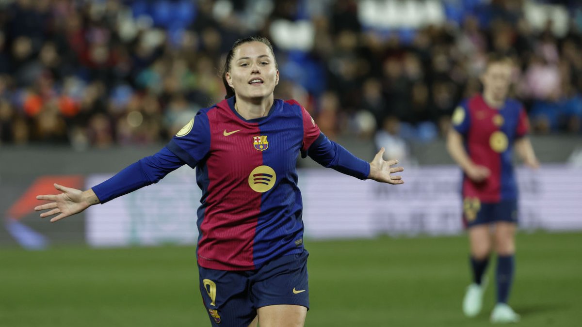 Claudia Pina celebra un dels dos gols amb què va encarrilar la victòria del Barça. - EFE