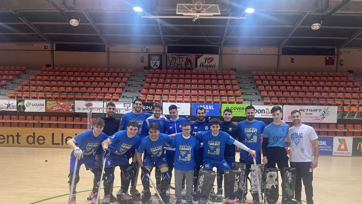 Íker Moreno, en el centro, con los jugadores y técnicos del Pons Lleida. - DOWN LLEIDA