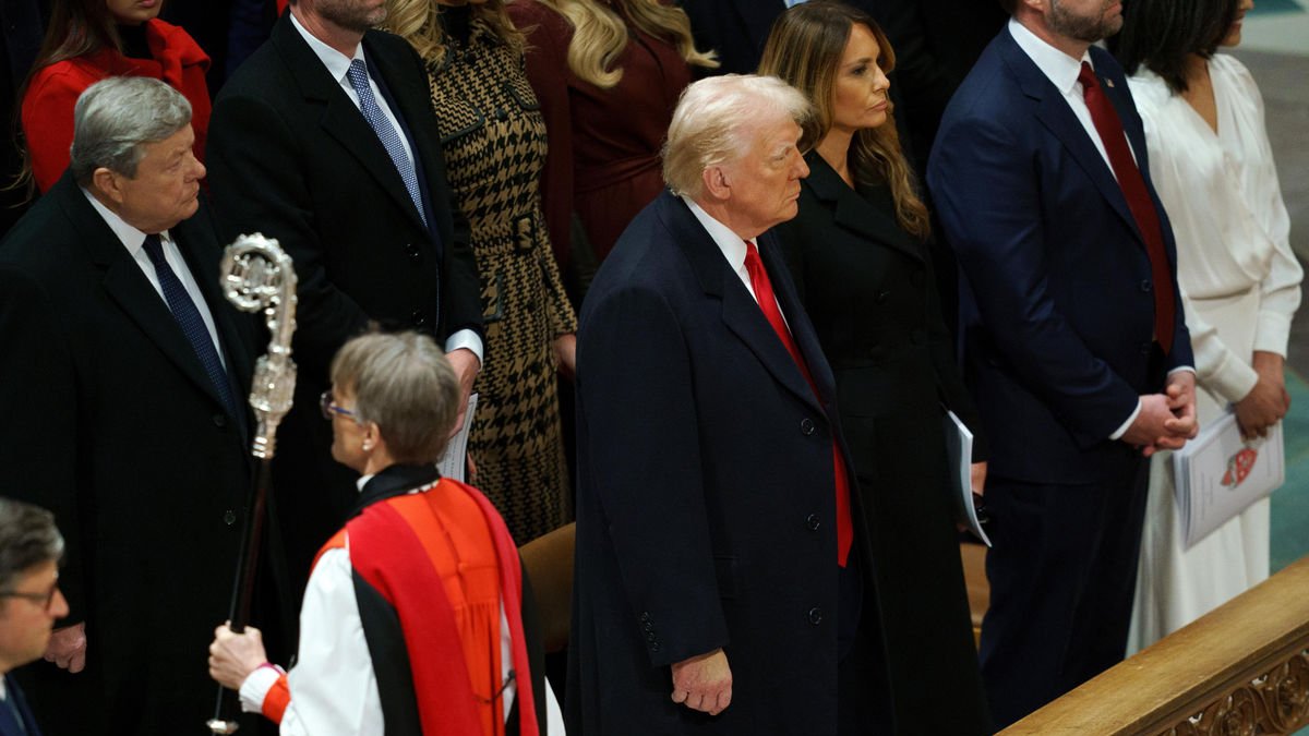 La obispa Budde pasa junto al presidente Trump durante la ceremonia celebrada en Washington. - EFE/EPA/WILL OLIVER