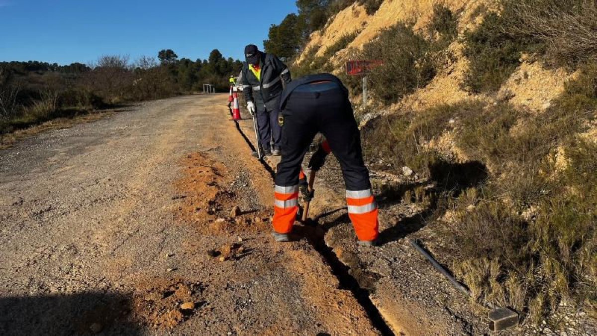 Los trabajos para desplegar fibra que ya han comenzado en Les Garrigues. - D.LL.