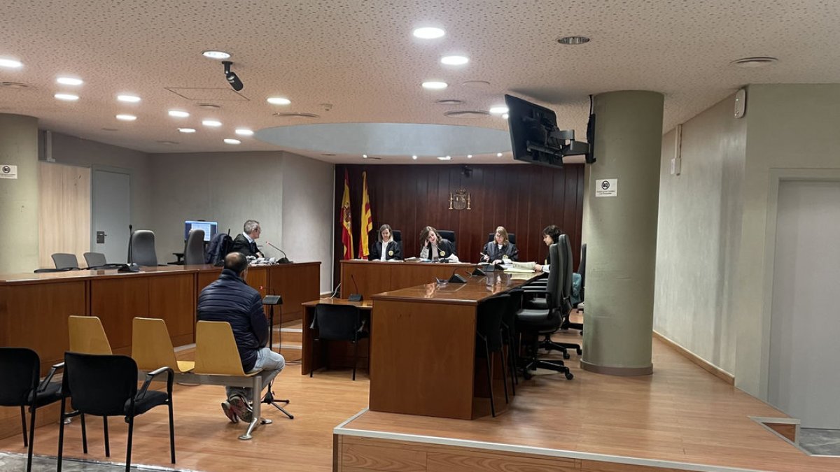 El condemnat, ahir al matí a la banqueta de l’Audiència. - A. GUERRERO