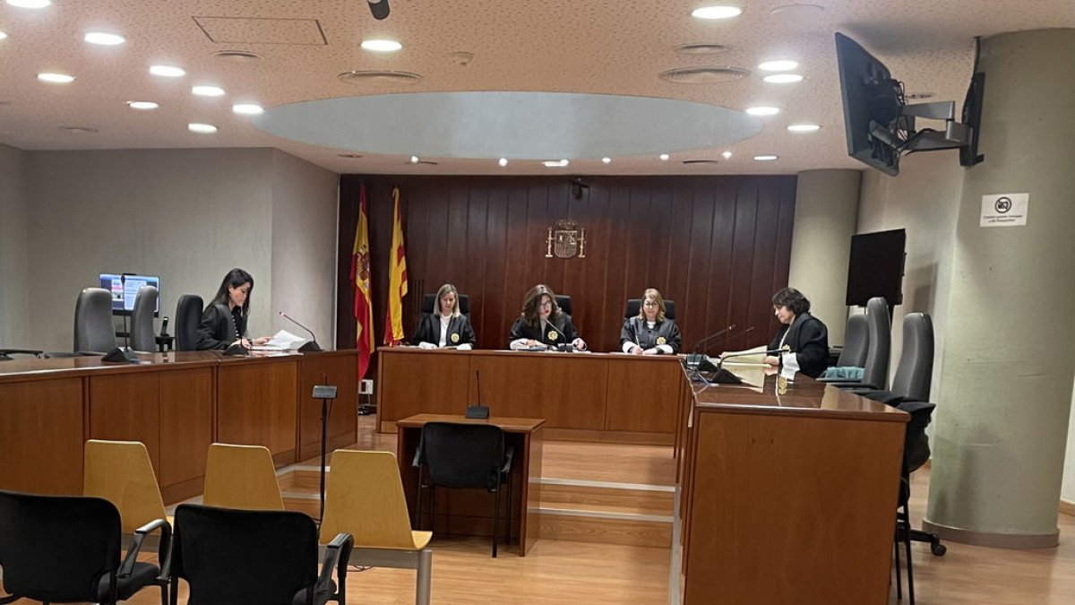 El juicio se celebró ayer sin el acusado en el banquillo. - A. GUERRERO