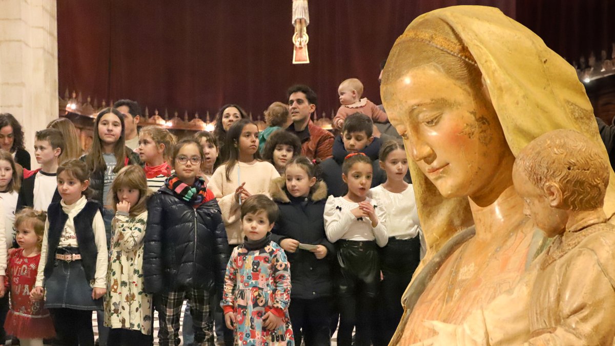Desenes de dones i nenes en la darrera Trobada de Blaus a la Catedral de Lleida