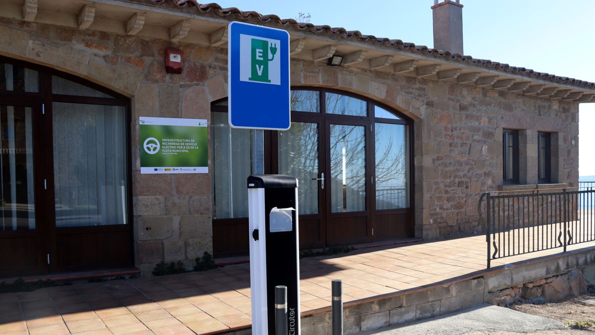 Uno de los cargadores de vehículos eléctricos de Pinós. - ACN