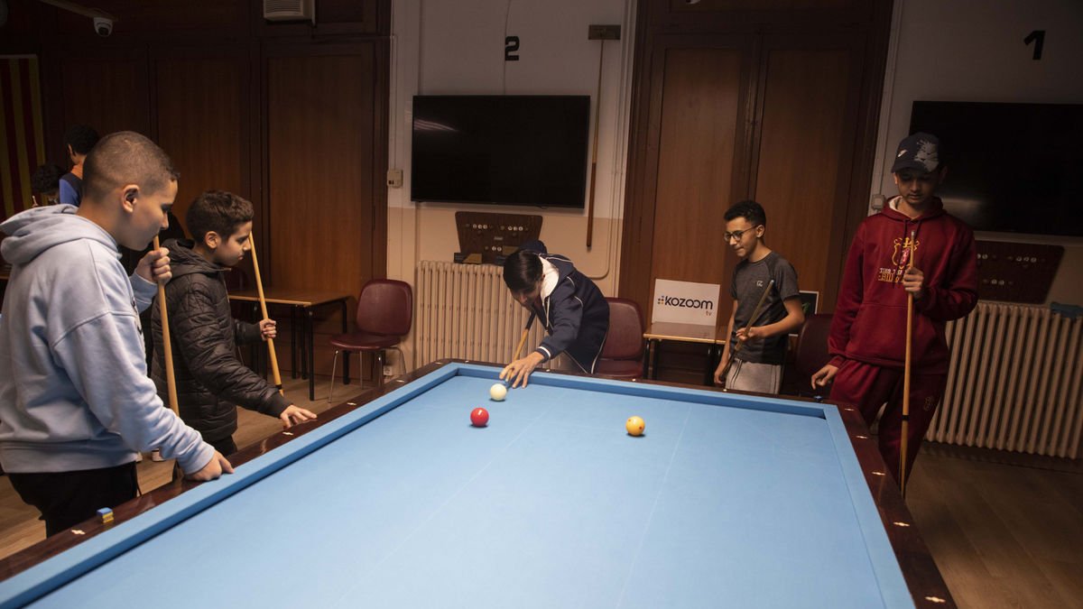 Los alumnos de los institutos de Cervera en una de las clases extraescolares de billar en el Casal. - C. MARSIÑACH