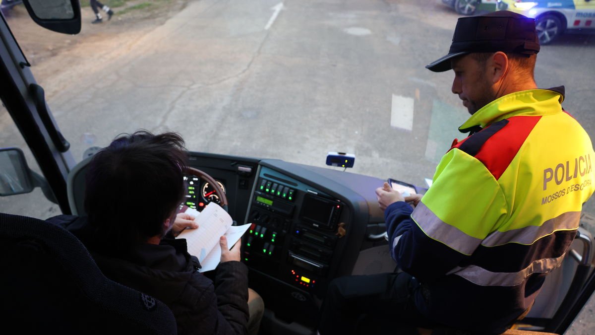 Un dels mossos participants en la campanya, portant a terme la inspecció d’un autobús. - J.GÓMEZ