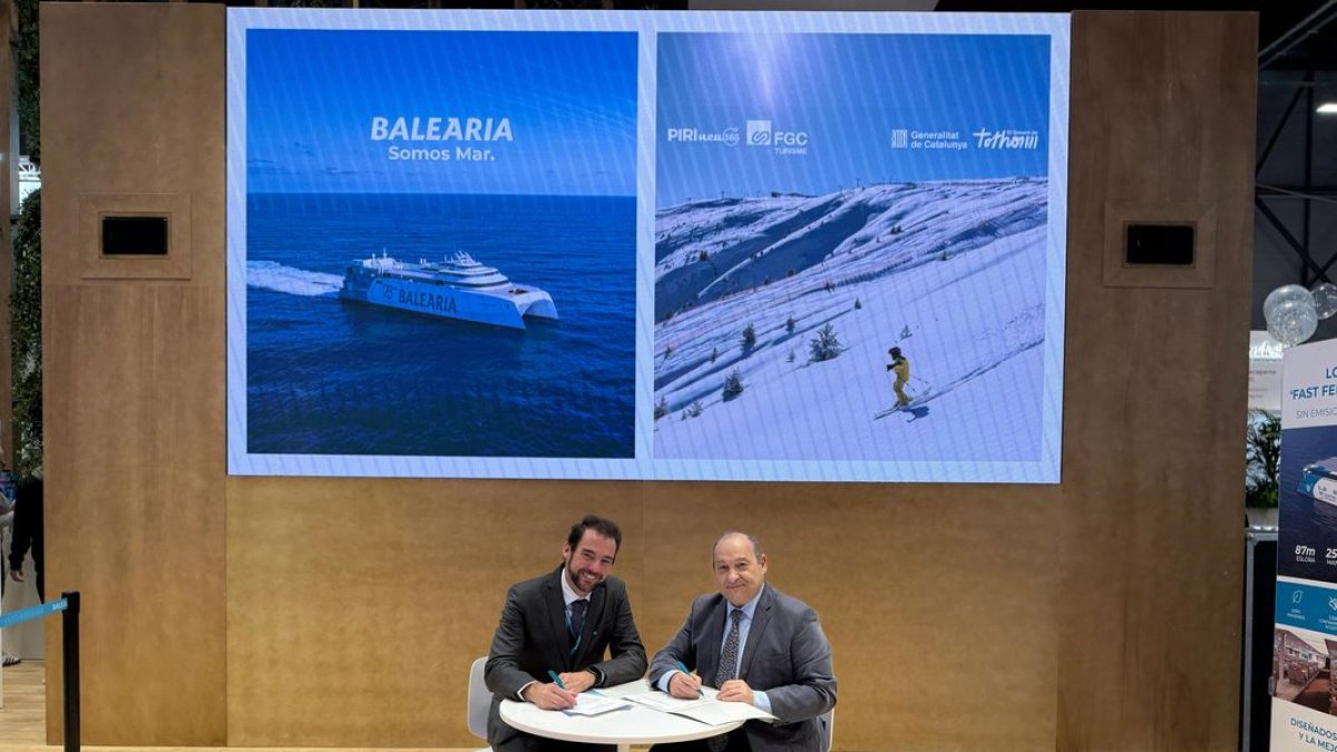 Moment de la firma del conveni, ahir en el marc de Fitur. - FGC