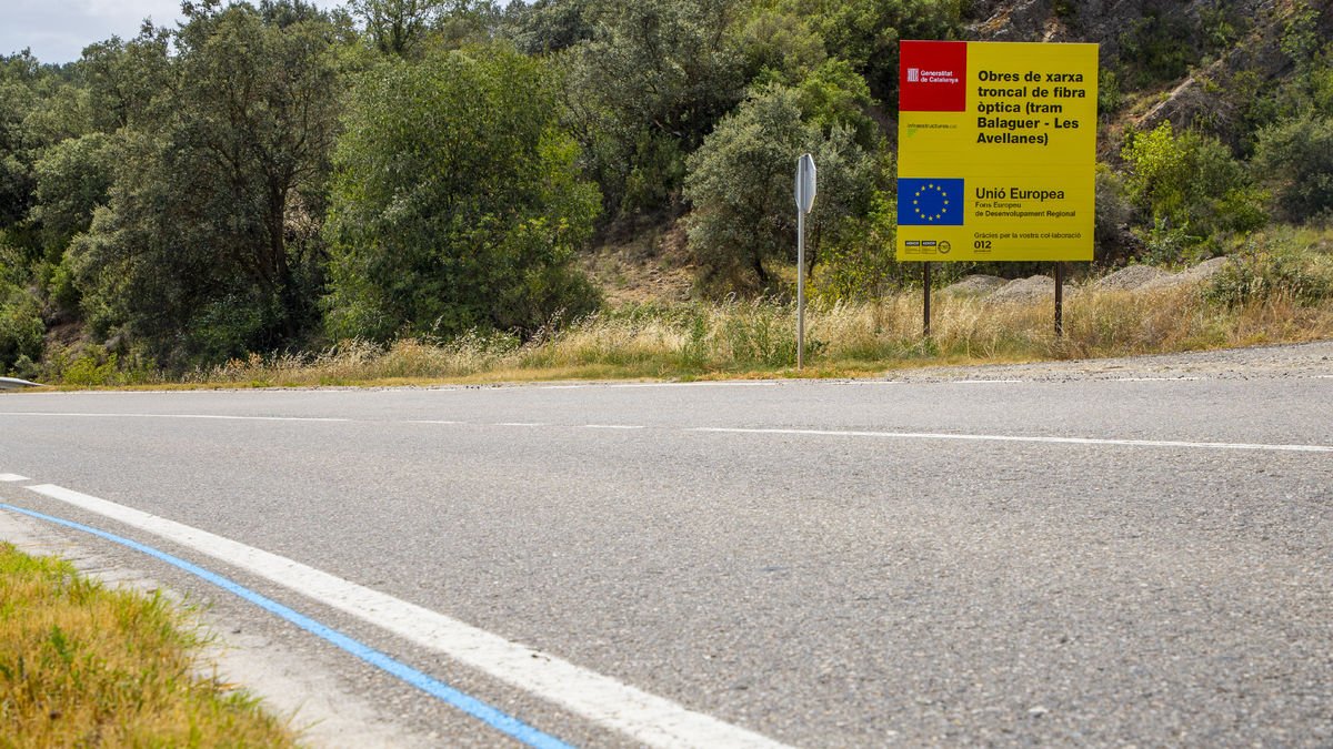 La línea azul que indica el trazado de la fibra óptica de la Generalitat en la C-12 en Les Avellanes. - GERARD HOYAS
