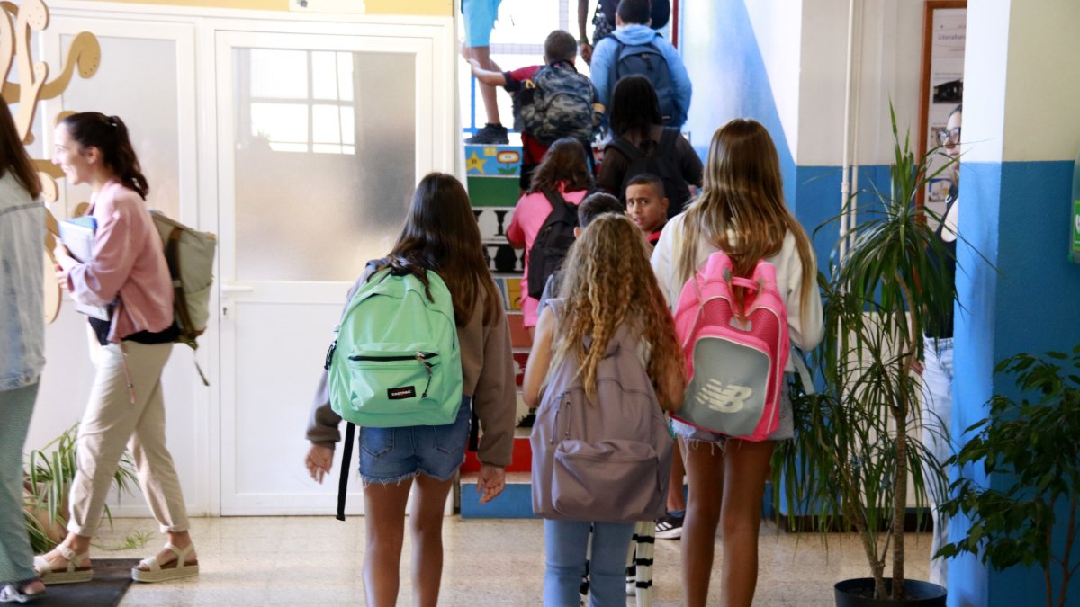 Alumnos el primer día de curso en un instituto de Lleida.