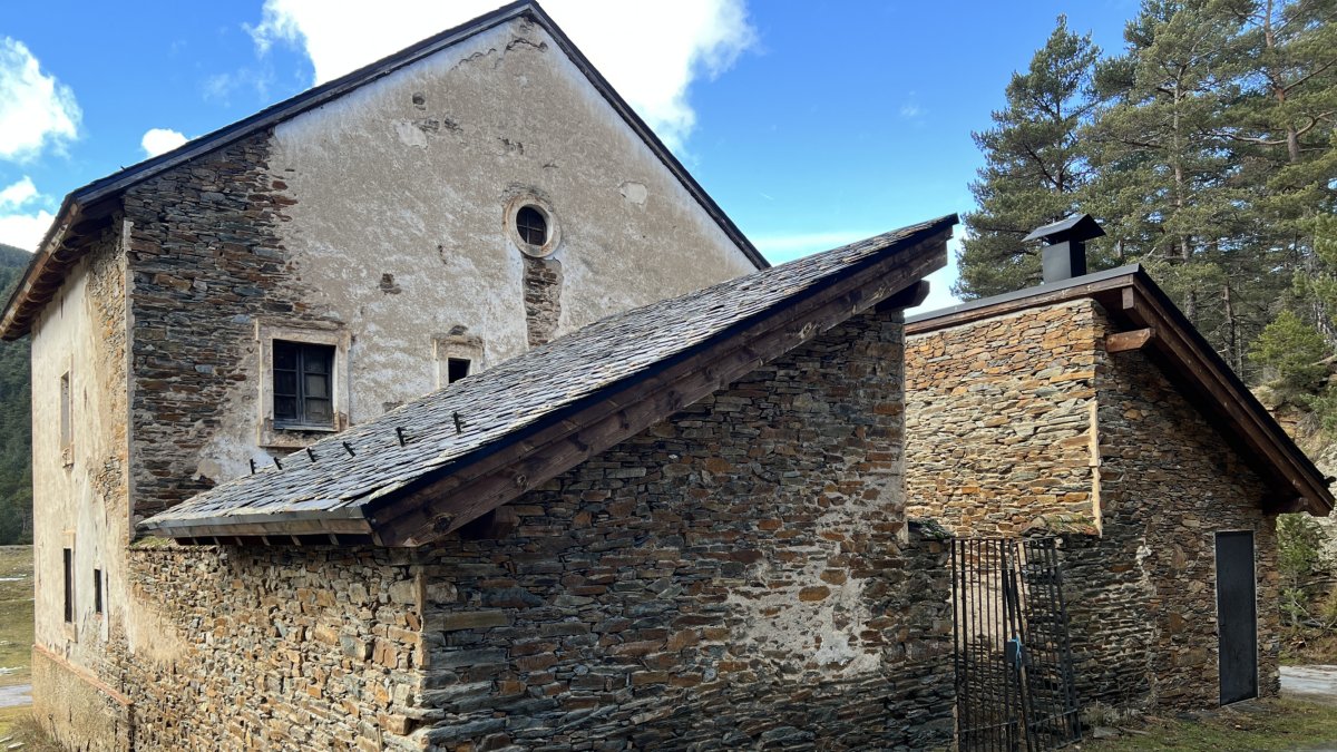 Parte posterior de la Casa Forestal de Pallerols, en Montferrer i Castellbò.