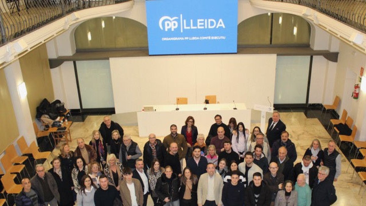 Palau, amb el seu nou equip de treball de cara a les municipals del 2027. - PP
