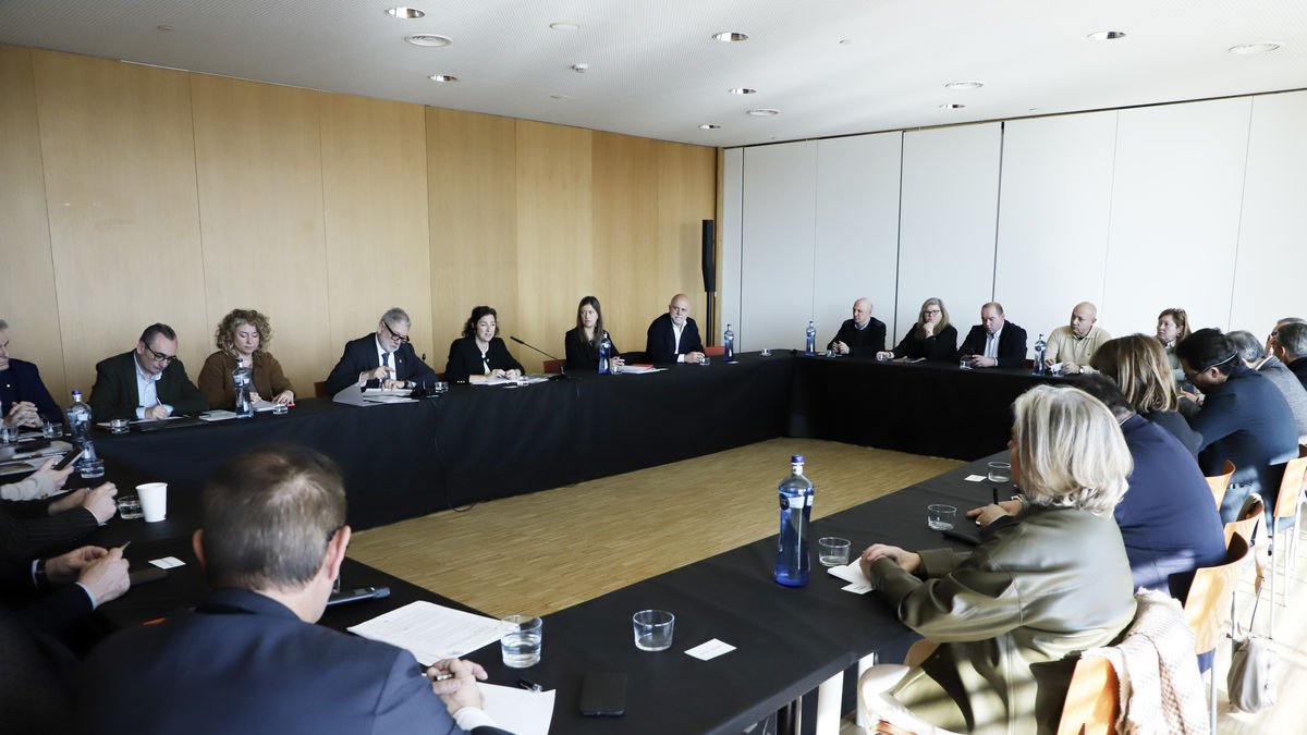 La consellera d’Economia es va reunir ahir a la Llotja amb agents econòmics i socials de Lleida. - MAGDALENA ALTISENT