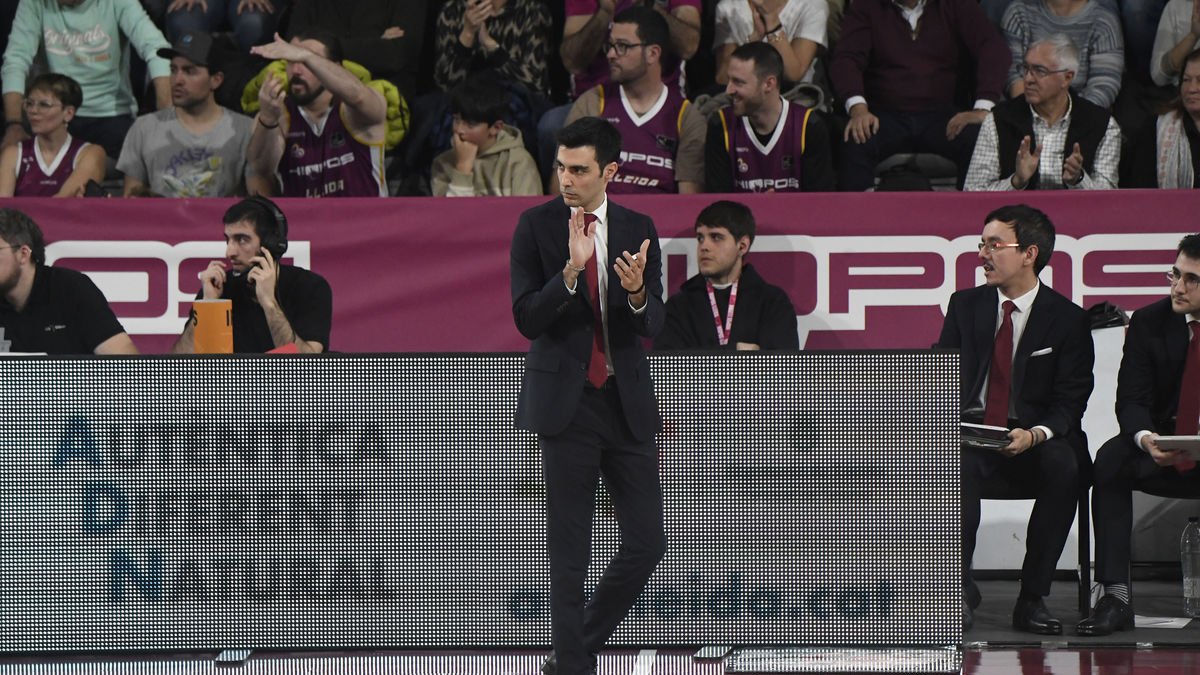 Gerard Encuentra aplaude a sus jugadores en el último partido. - SANTI IGLESIAS