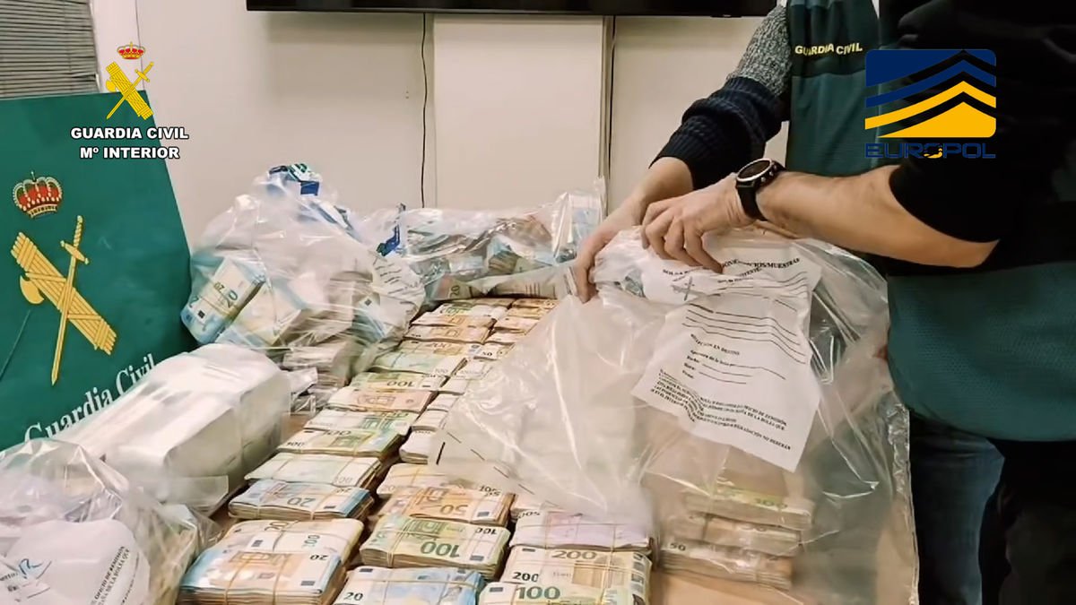 Vista dels diners intervinguts per la Guàrdia Civil durant les diferents fases de l’operació. - GUÀRDIA CIVIL