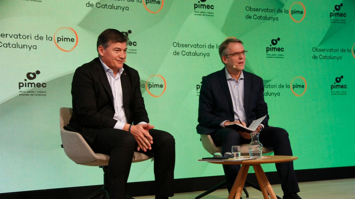 El president de Pimec, Antoni Cañete, i Oriol Amat, ahir en la presentació de l’informe. - ACN